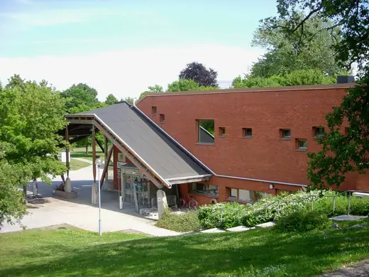 Photo 1: Exterior