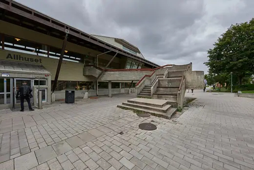 Photo 2: Exterior
