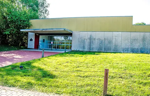 Photo 2: Exterior · Entrada al Museo de Altamira