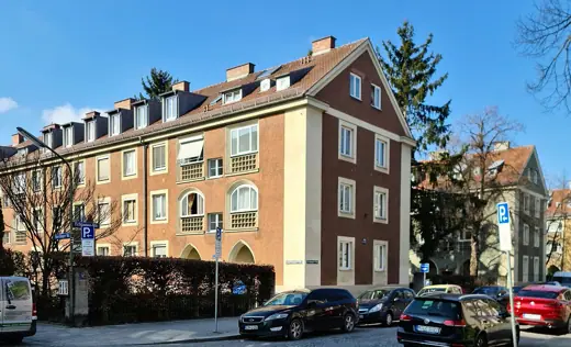 Photo 1: Exterior