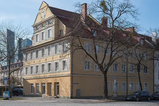 Photo 4: Exterior