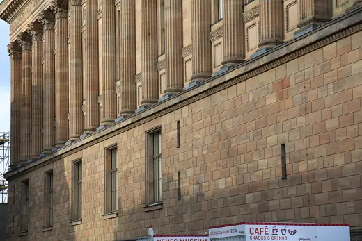 Photo 4: Exterior · Nationalgalerie und Kolonnaden - Alte Nationalgalerie - Westseite