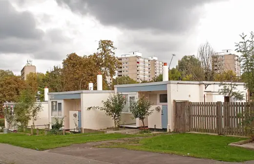 Photo 2: Exterior · Alton West Estate, Roehampton
