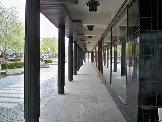 Photo 4: Exterior · Wolfsburg, Lower Saxony, Alvar-Aalto-Haus, line of shops at Porschestraße