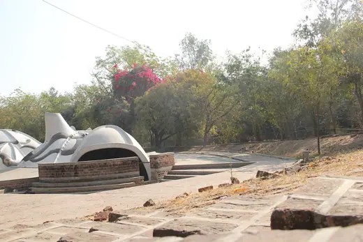Photo 2: Exterior