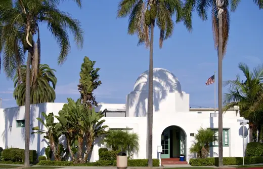 Photo 4: Exterior