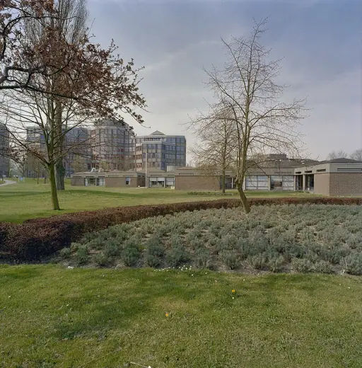 Photo 2: Exterior
