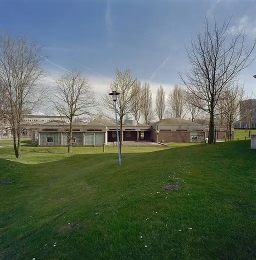 Photo 3: Exterior
