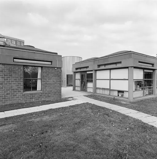Photo 4: Exterior · Burgerweeshuis: Gedeelte van het gebouw