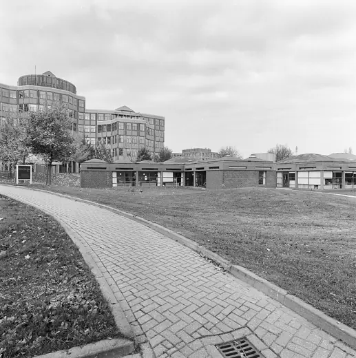 Photo 5: Exterior · Burgerweeshuis: Overzicht