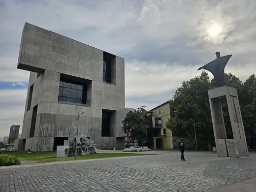 Photo 3: Exterior · Entrada de la UC