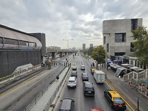 Photo 4: Exterior · San Joaquín (estación del Metro de Santiago, Chile)
