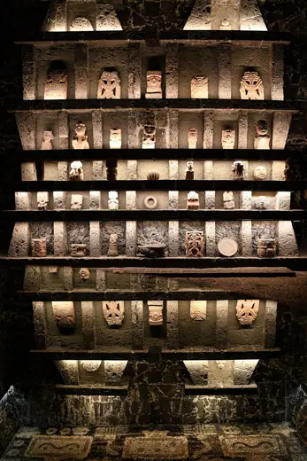 Photo 6: Interior · Altar de arte prehispánico y mosaicos en plafón Planta Baja