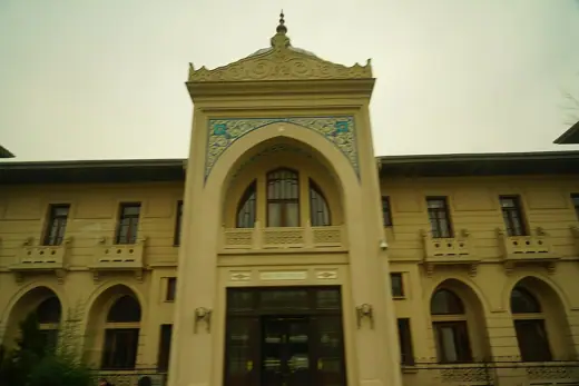 Photo 2: Exterior