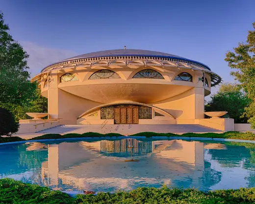 Photo 4: Exterior