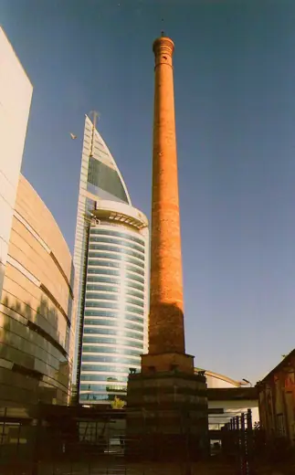 Photo 5: Detail · Vieja chimenea junto al Palacio de las Telecomunicaciones, Montevideo, Uruguay
