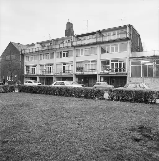 Photo 3: Exterior