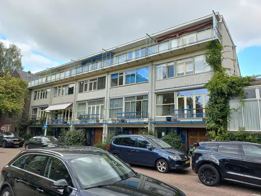 Photo 4: Exterior