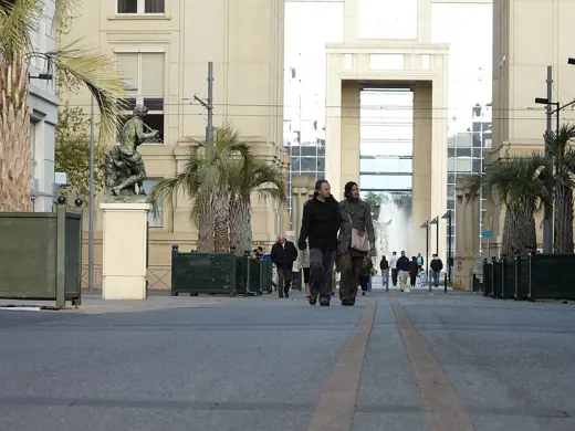 Photo 6: Detail · Vue de l'allée de Délos avec la place Dionysos et la sculpture du joueur de flûte à Montpellier