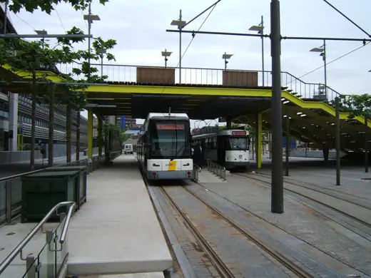 Photo 5: Detail · De keerlus van tramlijn 12 bij Bolivarplaats en doorrijdende tramlijn 8
