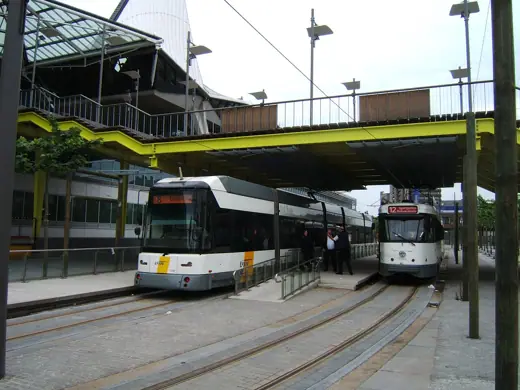 Photo 6: Detail · De keerlus van tramlijn 12 bij Bolivarplaats en doorrijdende tramlijn 8