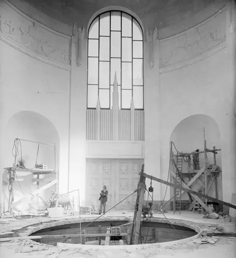 Photo 4: Exterior · Men working on the construction of the Anzac Memorial, Hyde Park, Sydney, Sydney, c