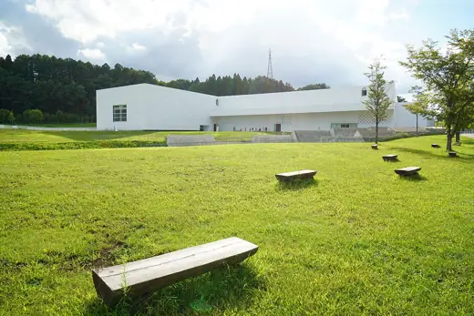 Photo 2: Exterior · Aomori Museum of Art in Aomori , Aomori prefecture , Japan 