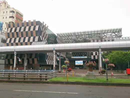 Photo 2: Exterior
