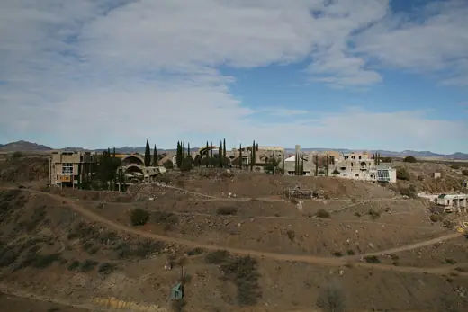 Photo 3: Exterior