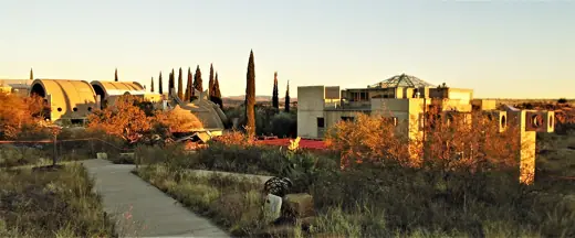 Photo 1: Exterior