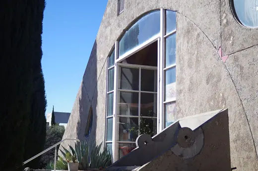 Photo 4: Exterior