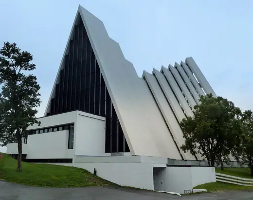 Photo 4: Exterior · 2010-08-02 - Tromsø - Eismeerkathedrale - Ansicht von hinten