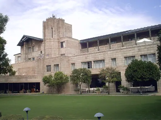 Photo 1: Exterior