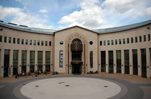 Photo 1: Exterior