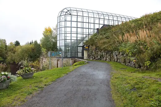 Photo 2: Exterior
