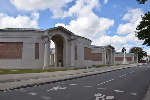 Photo 1: Exterior