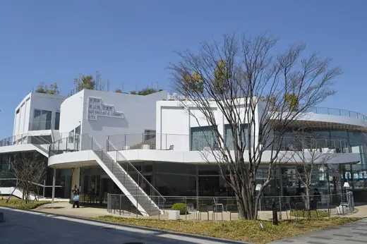 Photo 1: Exterior