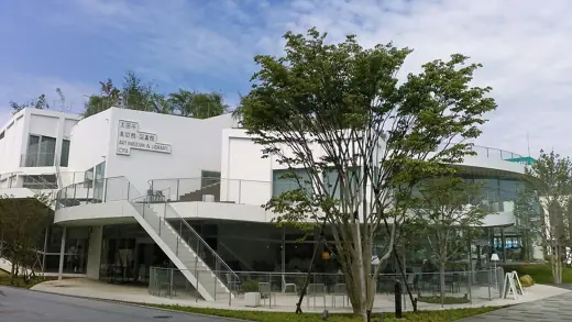 Photo 2: Exterior