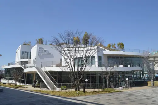 Photo 3: Exterior