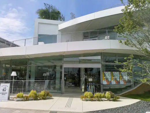 Photo 4: Exterior
