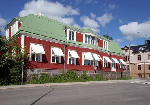 Photo 2: Exterior