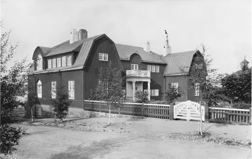 Photo 3: Exterior