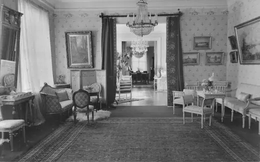 Photo 4: Interior
