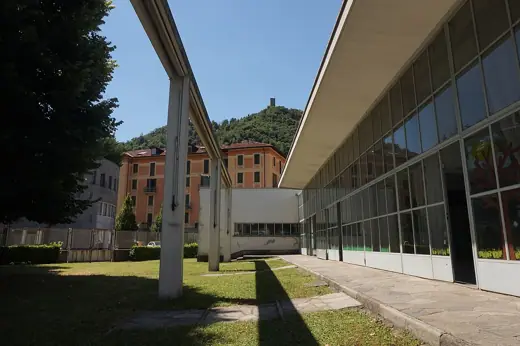 Photo 3: Exterior