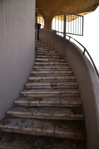 Photo 4: Interior · Tel Aviv, Atarim Square - spiral stairs