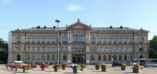 Photo 1: Exterior