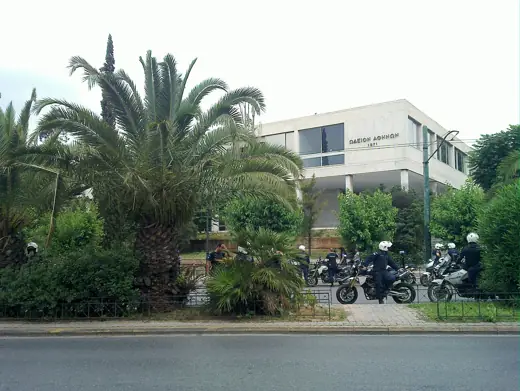 Photo 4: Exterior