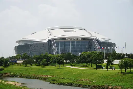 Photo 1: Exterior