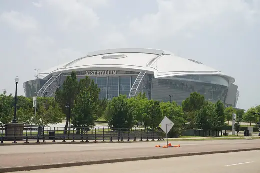 Photo 2: Exterior