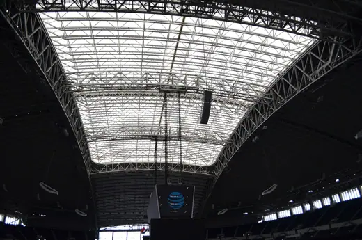Photo 4: Exterior